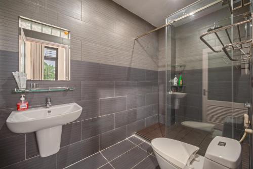 Koupelna v ubytování Nhat Villa 5br full AC near MY KHUE BEACH Western Town