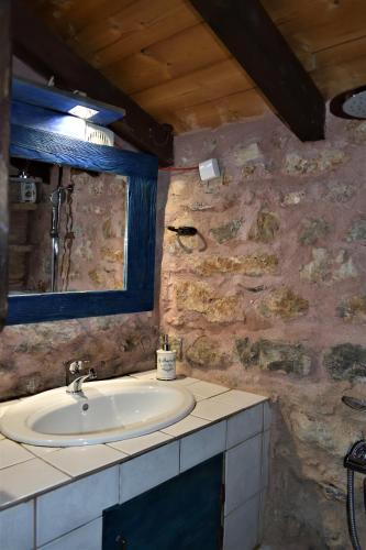 Ένα μπάνιο στο Small Stone Maisonette 1