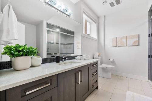 Bilik mandi di Bright & Cozy 2-Bedroom Basement Suite