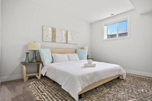 Katil atau katil-katil dalam bilik di Bright & Cozy 2-Bedroom Basement Suite