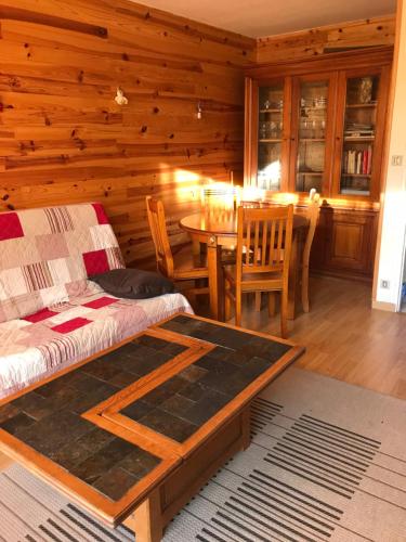 une chambre avec un lit, une table et des chaises dans l'établissement T3 plein centre 6 couchages à 5 mn à pied des télécabines wifi gratuit, à Font-Romeu