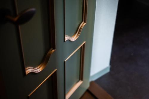 a door with wooden knobs on the side of it at 尾道蝸牛 尾道駅から車でわずか10分 贅沢な広さと快適さを備えた滞在型旅館 無料駐車場3台有り supported by COCOSTAY in Mihara