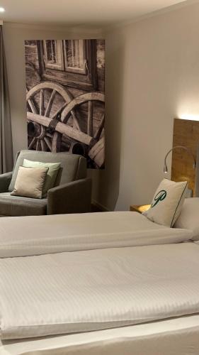 Ein Bett oder Betten in einem Zimmer der Unterkunft Hotel Gasthof zur Post Benediktbeuern