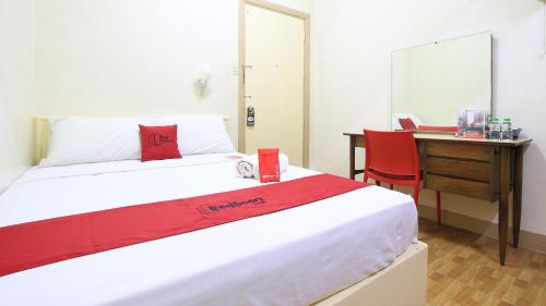 a bedroom with a bed and a desk and a desk at RedDoorz Plus @ Chinatown Binondo in Manila