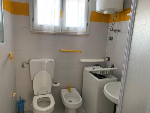 Bilik mandi di Beautifully renovated flat with shared pool
