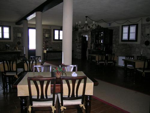 a dining room with a table and chairs at I Costanti in Caldiero