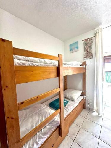 quelques lits superposés dans une chambre dans l'établissement Studio 121 Canet Plage, à Canet