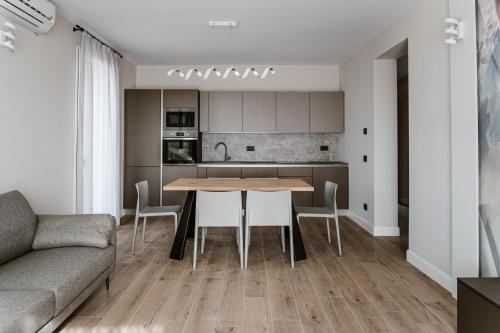 a kitchen and living room with a table and chairs at Residence Piccolo Olimpo in Toscolano Maderno
