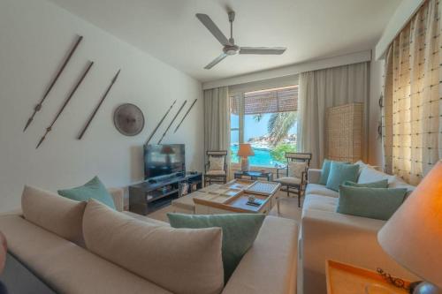 Μια τηλεόραση ή/και κέντρο ψυχαγωγίας στο Luxury apartment on the Marina