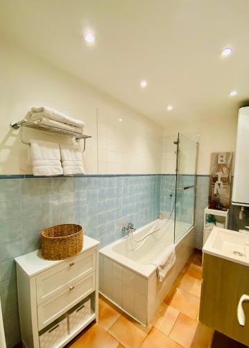 une salle de bain avec une baignoire et un lavabo dans l'établissement Market, à Antibes