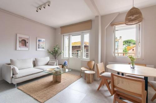 2BR Flat W Modern Touches