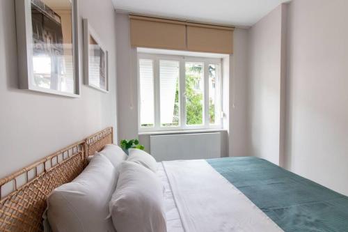 Postel nebo postele na pokoji v ubytování 2BR Flat W Modern Touches