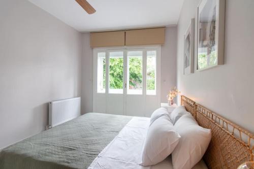 Postel nebo postele na pokoji v ubytování 2BR Flat W Modern Touches