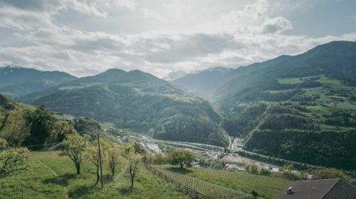 a view of a valley in the mountains at Oberhemberger Hof Feldthurns in Feldthurns
