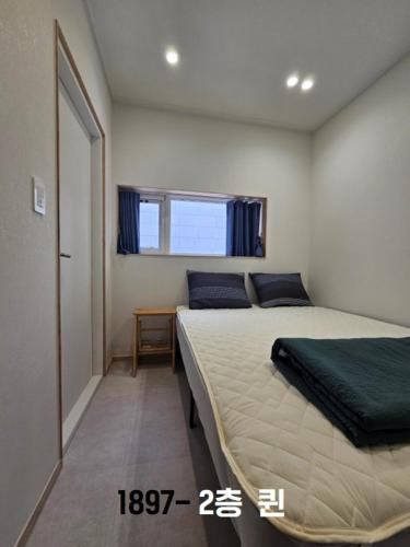 a bedroom with two beds and a window at Yachtie Inn 1897 in Mokpo