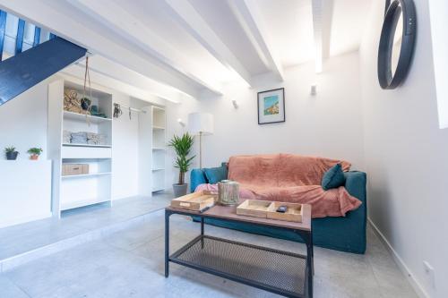 un salon avec un canapé et une table dans l'établissement Baiona - Maison - Extérieur, à La Grand Croix