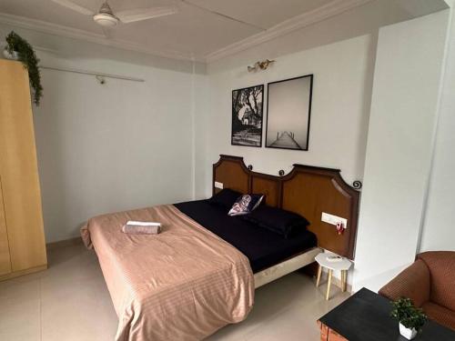 プネにあるSabr Private Comfort Studio with AC WiFi Kitchenette Balconyのソファ付きの部屋にベッド1台が備わるベッドルーム1室があります。