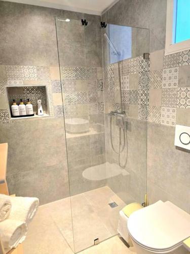 a bathroom with a shower and a toilet at Luxury Apartment IZHA 202 in La Laguna