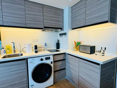 a kitchen with a washing machine and a sink at Shanghai Lerongju Boutique Apartment Metro Line 8 20meter in Shanghai