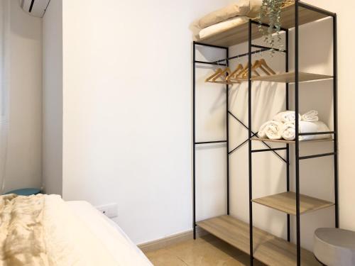 Un estante de cristal en un dormitorio con una cama. en TAYP San Marcos 101, en Talayuela