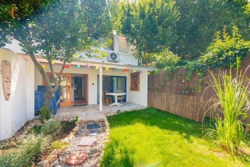 a backyard with a fence and a house with a table at Apartments Dreamland in Baška