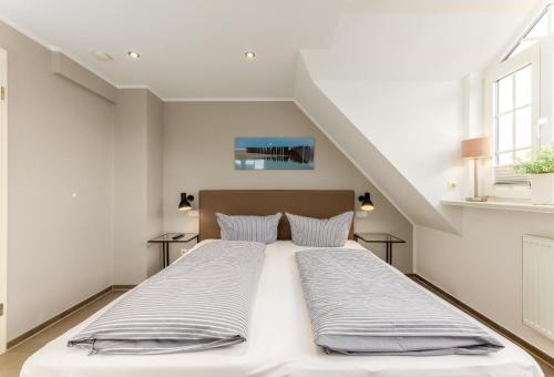a bedroom with a large bed in a attic at Sonnenfreude in Westerland