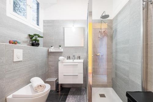 une salle de bain avec toilettes, lavabo et douche dans l'établissement 37 LAMARTINE - Magnifique Studio Art Deco - Centre-ville, à Nice