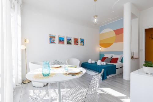 un salon blanc avec une table et des chaises dans l'établissement 37 LAMARTINE - Magnifique Studio Art Deco - Centre-ville, à Nice