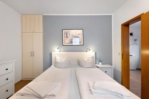 トラフェミュンデにあるFerienwohnung Strandquartierの大きな白いベッドと枕が2つある寝室