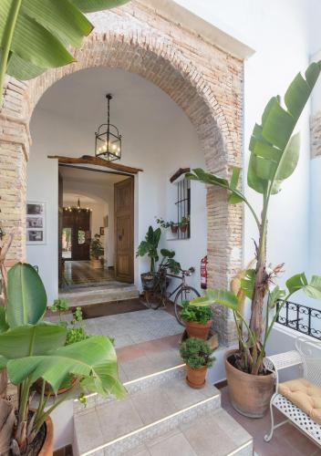 an archway with plants in a room with a hallway at Art Boutique La Casona de las Flores in Ondara
