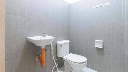 Koupelna v ubytování RedDoorz at Najar Residences near NAIA Terminal