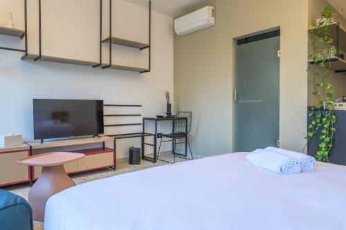 Katil atau katil-katil dalam bilik di Anoor Studios & Apartments in Gemmayze
