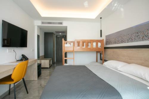Postel nebo postele na pokoji v ubytování Papouis Protaras Hotel