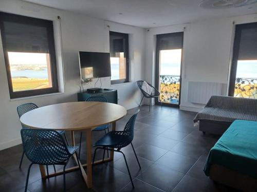 un salon avec une table, des chaises et un canapé dans l'établissement Vue Grandiose !, à Marseille