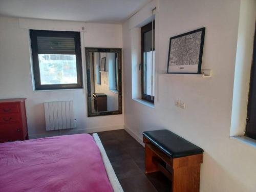 une chambre avec un lit, un bureau et des fenêtres dans l'établissement Vue Grandiose !, à Marseille