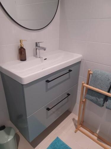 une salle de bain avec un lavabo blanc et un miroir dans l'établissement Vue Grandiose !, à Marseille