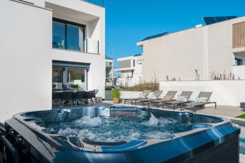 Πισίνα στο ή κοντά στο Paradise Villa, luxury villa near the beach