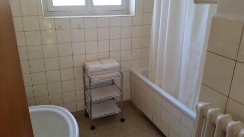 ein Badezimmer mit einem Handtuchhalter neben einer Badewanne in der Unterkunft Casa Angela in Locarno