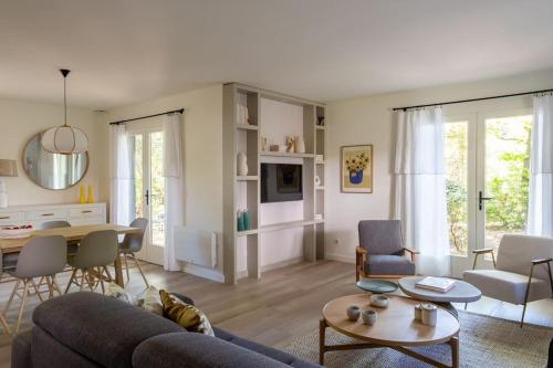 un salon avec un canapé et une table dans l'établissement Villa Chambrelent - Pyla sur Mer - proche de la plage, à La Teste-de-Buch