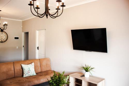 Et tv og/eller underholdning på Rooikraal Hamlet Village Cottage