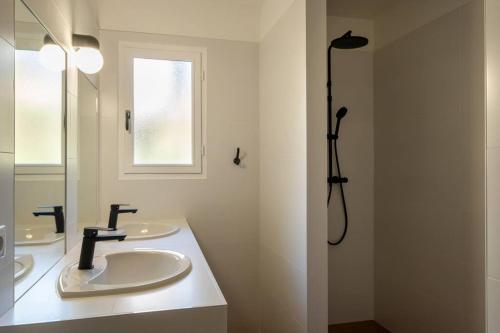 une salle de bain avec deux lavabos et une douche dans l'établissement Villa Chambrelent - Pyla sur Mer - proche de la plage, à La Teste-de-Buch