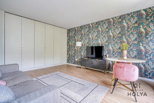 un salon avec un canapé et une table dans l'établissement Le Noble - À Neuilly-sur-Seine - 330B, à Neuilly-sur-Seine