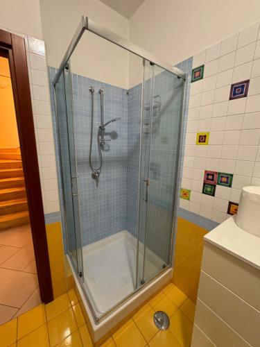 Villa Carmela - Elegante villa immersa nel verde في ماريليانو: دش مع باب زجاجي في الحمام