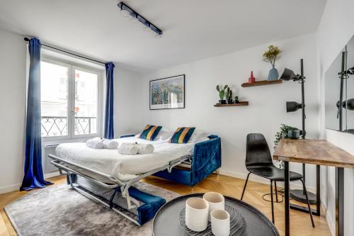 a bedroom with a bed and a table and a window at T2 à 10min de Paris l Proche des Transports in Charenton-le-Pont