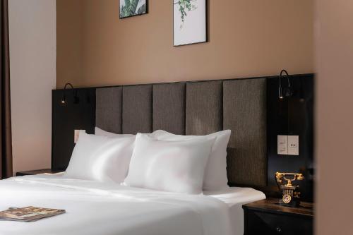 Кровать или кровати в номере Nature Hotel - Luong The Vinh