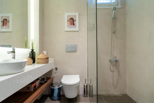 Ένα μπάνιο στο Designed and Modern 2BR Flat In Center Of Buyukada