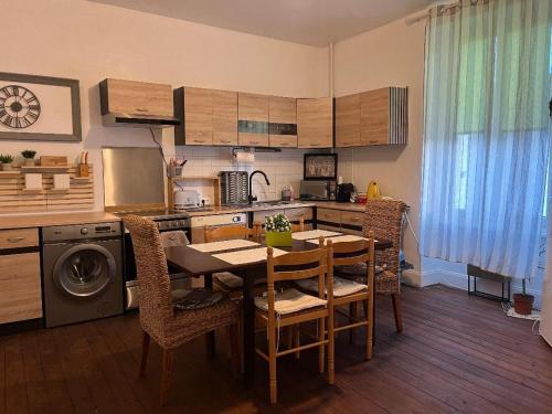 une cuisine avec une table et des chaises dans une pièce dans l'établissement Appart Hotel Comptoir du Golf, à Villedieu-sur-Indre