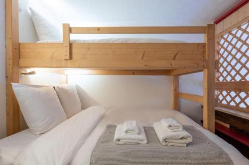 - une chambre avec 2 lits superposés et des serviettes dans l'établissement Ancolie - Apartment Free parking close to ski lift - By Cozee Rentals, à Chamonix-Mont-Blanc