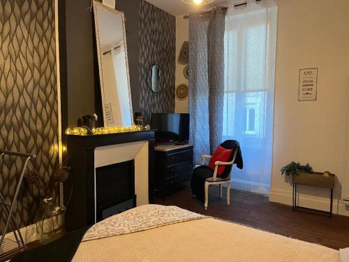 une chambre avec un lit, un bureau et un miroir dans l'établissement Appart Hotel Comptoir du Golf, à Villedieu-sur-Indre