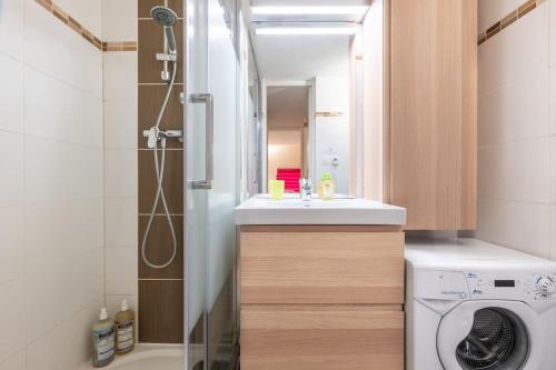 une salle de bain avec un lavabo et une machine à laver dans l'établissement Ancolie - Apartment Free parking close to ski lift - By Cozee Rentals, à Chamonix-Mont-Blanc
